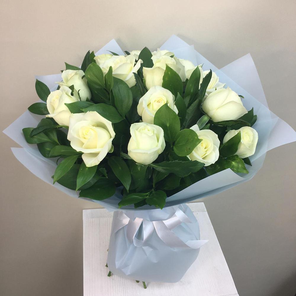 Букет 15 Белых роз Проуд в Липицы