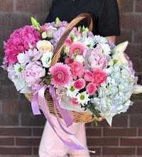 Цветочная композиция из Розы, Хризантемы, Пионы и Лизиантусы в корзине в Липицы