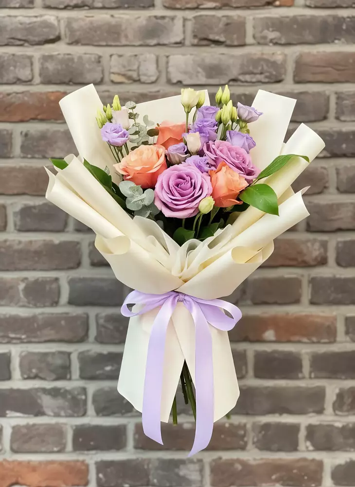 Букет цветов из: Лизиантусы и Розы в Липицы