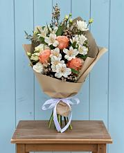 Букет цветов из:  Альстромерии, Лизиантусы, Розы и Хризантемы в Липицы