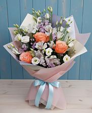 Букет цветов из:  Лизиантусы, Розы, Альстромерии и Гипсофила в Липицы