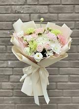 Букет цветов из:  Гвоздики, Розы, Лизиантусы и Хризантемы в Липицы