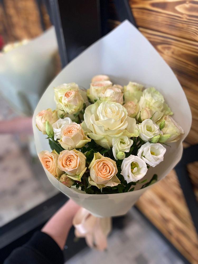 Букет цветов из: Розы и Лизиантусы в Липицы